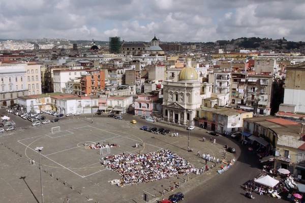 Napoli, piazza mercato, la preghiera di fine Ramadan.